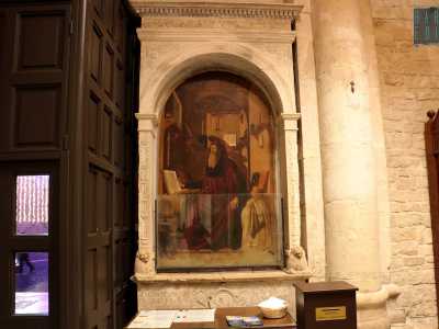 Usciamo dalla cripta per dirigerci verso l�uscita della chiesa: ai lati del portale sono presenti altre due notevoli opere. Si tratta di due dipinti di Giovanni Bellini, famoso pittore veneziano. Si tratta di tele databili tra la fine del 400 e l�inizio del 500. La prima ritrae San Girolamo nella tipica iconografia del santo in compagnia del leone che riusc� a domare...